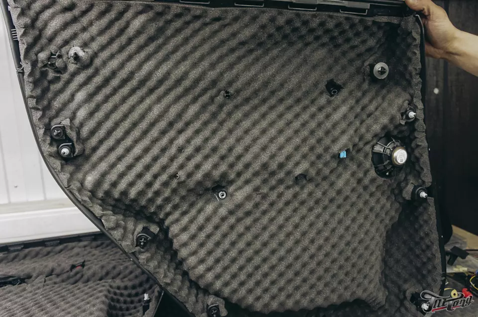 BMW X3. Шумоизоляция салона и оклейка передней части кузова в глянцевый полиуретан!